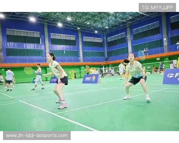 羽毛球赛场上挥洒汗水，激情碰撞展现竞技之美与团队精神